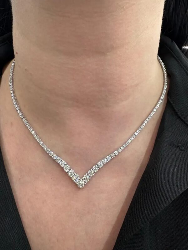 V Graduated necklace