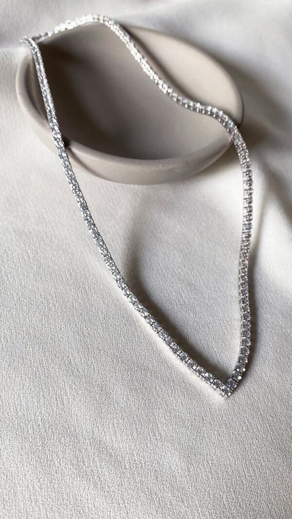 V Graduated necklace