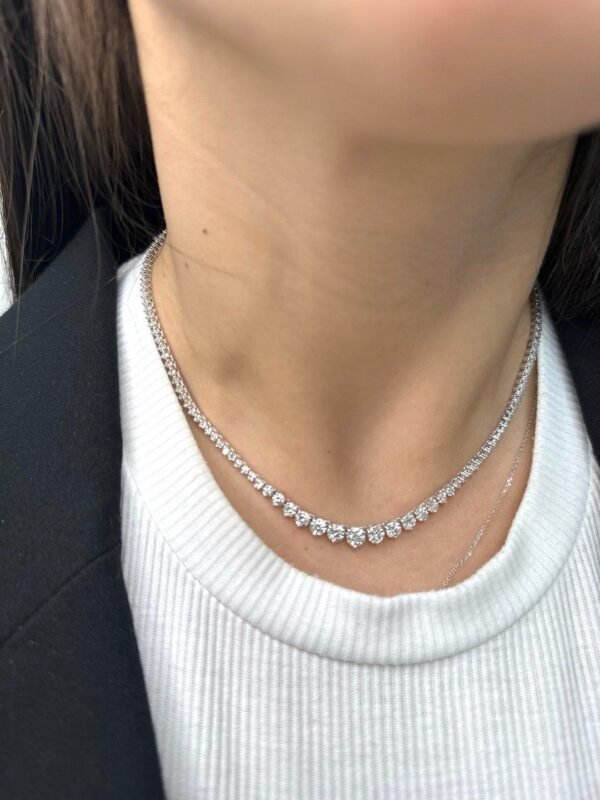 Graduated necklace 3 prongs